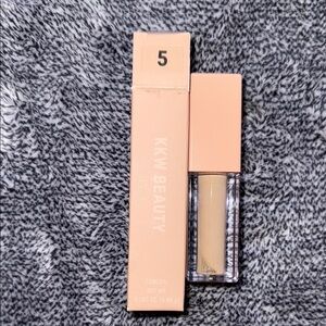 KKW Beauty Concealer in shade 5
